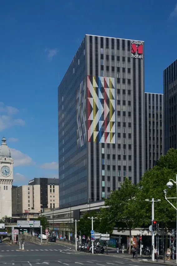 시티즌M 파리 가르 드 리옹 외관. 리옹역 바로 옆에 자리잡은 신축 트렌디 호텔이에요. citizenM 시그니처 컬러풀 사이니지가 진짜 눈에 띄어요.