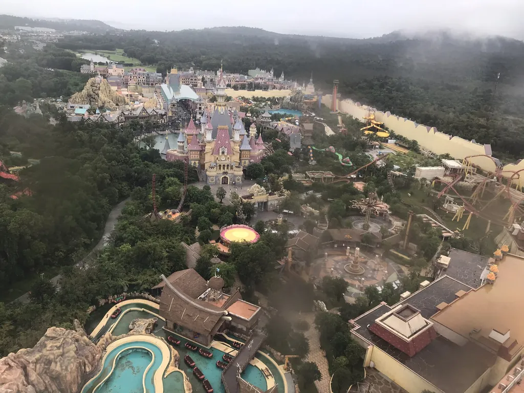 빈원더스 푸꾸옥 전경. 아쿠아리움·놀이공원·워터파크가 통합된 푸꾸옥 최대 테마파크예요. 호텔에서 셔틀 버스로 10분이면 갈 수 있어요.