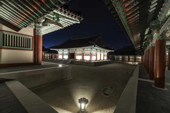 둘째 날 아침에 백제문화단지 다녀왔는데 새벽에는 야간 조명이 진짜 예뻐요. 1박이라 야경은 못 봤는데 다음에 2박으로 오면 꼭 보고 싶은 풍경이에요.
