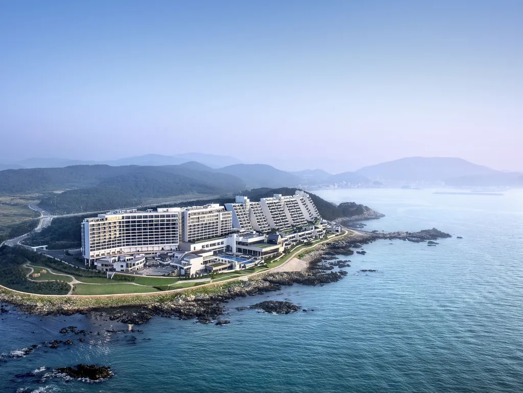 아난티 단지 항공뷰. 호텔동 + 빌라쥬 + 워터하우스가 기장 해안 끝자락에 자리한 풍경이 진짜 비현실적이에요. 부산 동부 동선의 정점이에요.