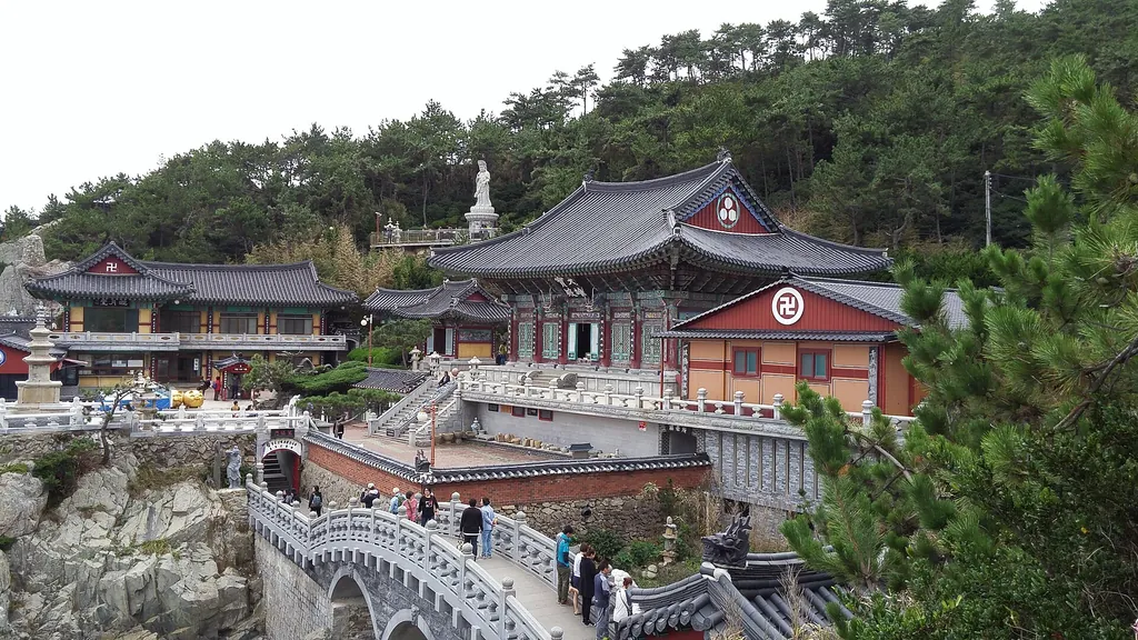 해동용궁사. 바닷가 바위 위에 자리 잡은 사찰이라 부산 동부 시그니처 명소예요. 호텔에서 차로 5분으로 진짜 가까워요.