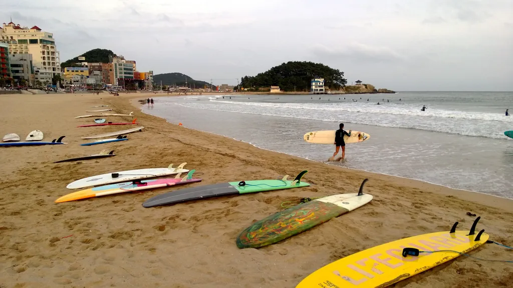 송정 해수욕장. 해운대 옆 동네인데 훨씬 한적해요. 부모님 모시고 산책하기 좋은 잔잔한 분위기예요.