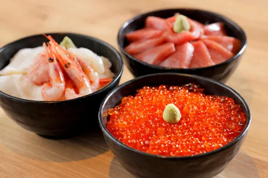 조식 카이센동 + 사이드. 이꾸라·연어·혼마구로·문어·방어를 밥 위에 직접 올려 먹는 방식이라 매일 다른 조합으로 가능해요. 카락사 조식의 진짜 매력 포인트예요.
