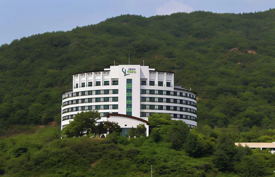 청풍 리조트 본관 레이크호텔 외관. 옥상에 사슴 로고 박힌 CHEONGPUNG RESORT 사인이 멀리서도 보여요. 산자락 안에 자리잡고 청풍호를 정면으로 보는 위치예요.