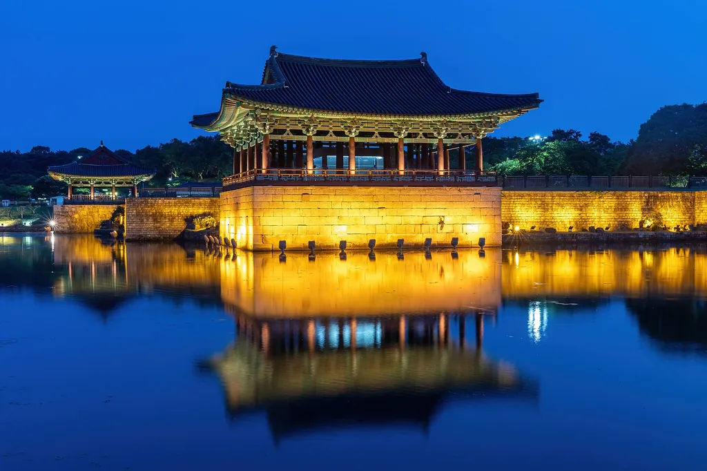 동궁과 월지 야경. 보문에서 차로 10분이면 닿아요. 저녁에 다녀오시면 물 위에 비친 궁궐 풍경이 정말 그림 같아요.