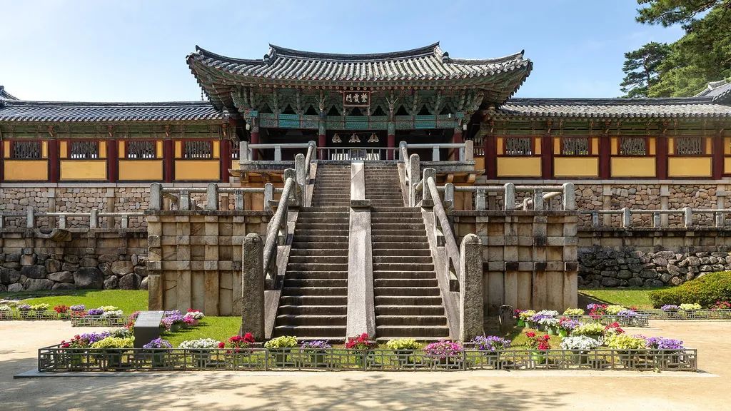 불국사 정문 계단과 꽃밭. 봄·가을엔 사진 진짜 잘 나오는 자리예요. 5살 우리 아이도 다보탑이랑 석가탑 한참 구경했어요.