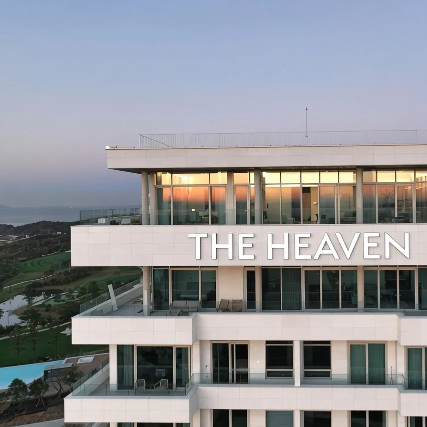 THE HEAVEN 사인 + 인피니티 풀 코너. 호텔이 골프장 한가운데 자리해서 멀리서도 사인이 눈에 띄어요.