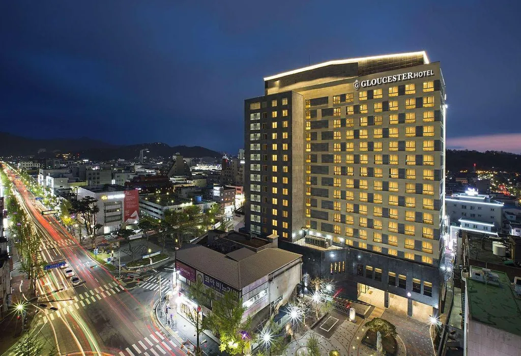 글로스터 호텔 전주 외관 야경. GLOUCESTER HOTEL 사이니지가 야간엔 더 잘 보여요. 전주 시내 영화의 거리 한복판에 자리잡고 있어요.