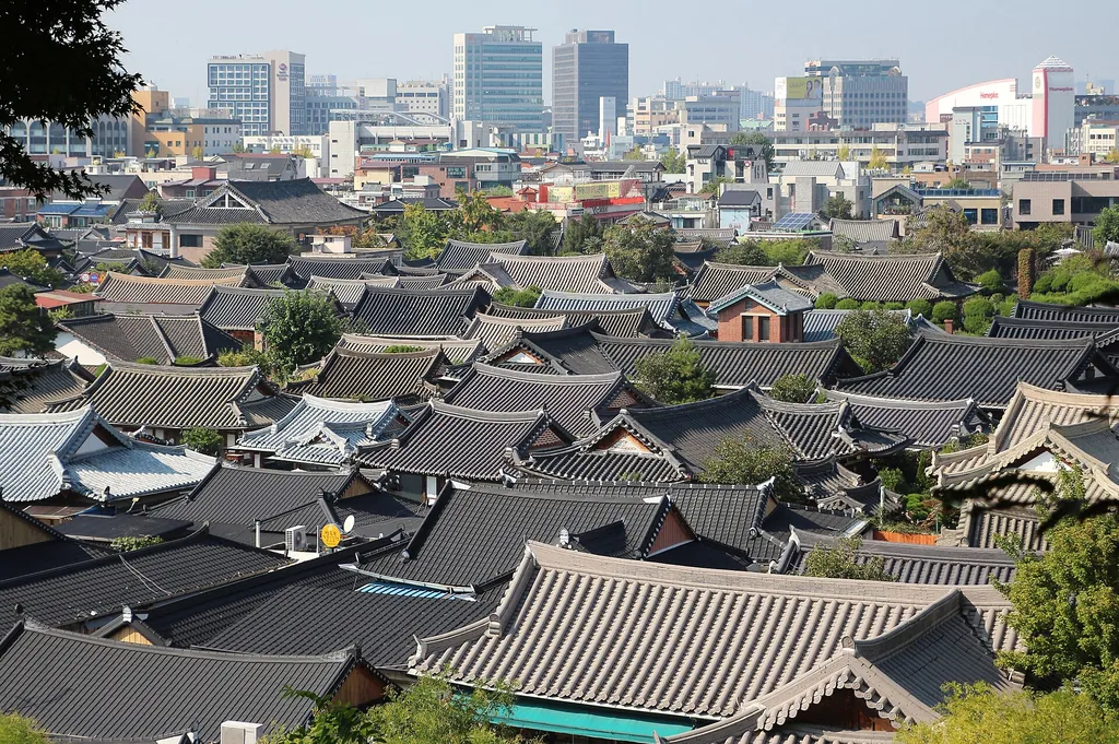 전주 한옥마을. 호텔에서 도보 15분이면 닿거든요. 5살 아이 한복 빌려 입혀서 데려가시면 사진이 진짜 예뻐요.