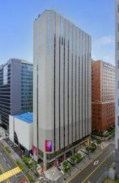 소노문 해운대 외관 다른 각도. 도심 빌딩 사이에 자리한 호텔이라 해운대역에서 도보로 진짜 편하게 닿아요.
