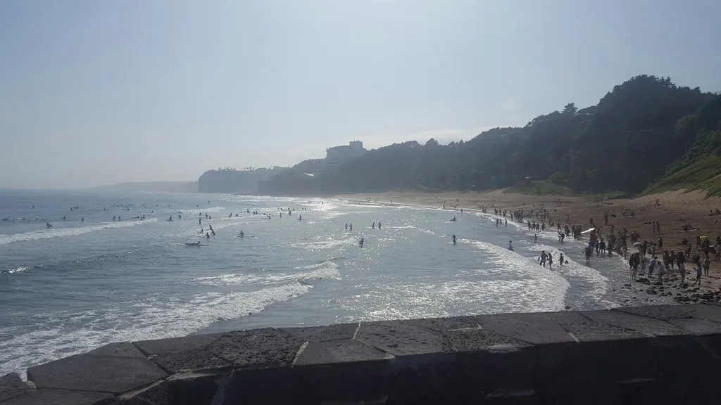 중문색달해수욕장. 검은 모래 + 푸른 바다 조합이 진짜 제주답죠. 호텔에서 도보 7분이라 새벽 일출·저녁 일몰 다녀오기 진짜 편해요.