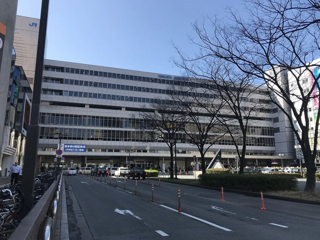 하카타역 외관. 후쿠오카 공항·신칸센·시내 지하철이 다 모여 있는 허브역이에요. 호텔에서 캐리어 끌고 도보 7분이라 정말 편해요.